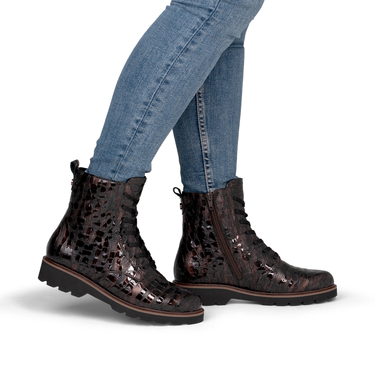 Dunkelbraune remonte Damen Schnürstiefel D3S72-25 mit einem Reißverschluss. Schuh am Fuß.