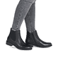 Schwarze remonte Chelsea Boots D0F70-00 mit einem Reißverschluss. Schuh am Fuß.
