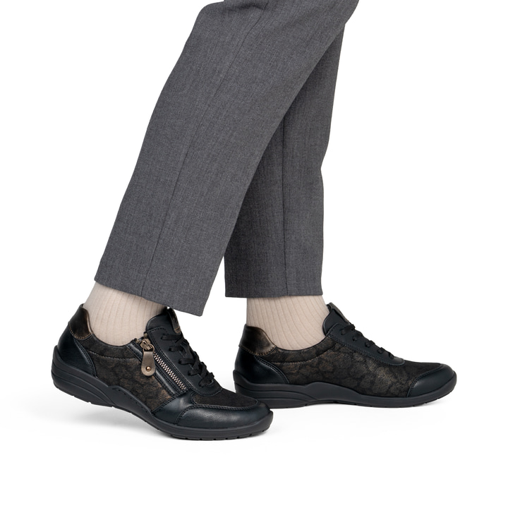 Schwarz-bronzene remonte Damen Schnürschuhe R7637-91 mit einem Reißverschluss. Schuh am Fuß.