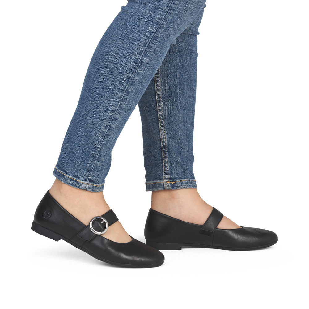 Schwarze remonte Ballerinas D0K14-00 mit einem Klettverschluss. Schuh am Fuß.