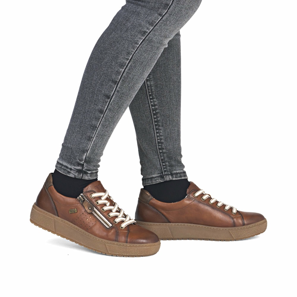 Braune remonte Damen Sneaker D2T00-24 mit wasserabweisender remonteTEX-Membran. Schuh am Fuß.