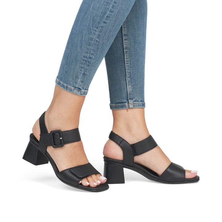 Schwarze remonte Riemchensandaletten D1K51-00 mit einem Klettverschluss. Schuh am Fuß.