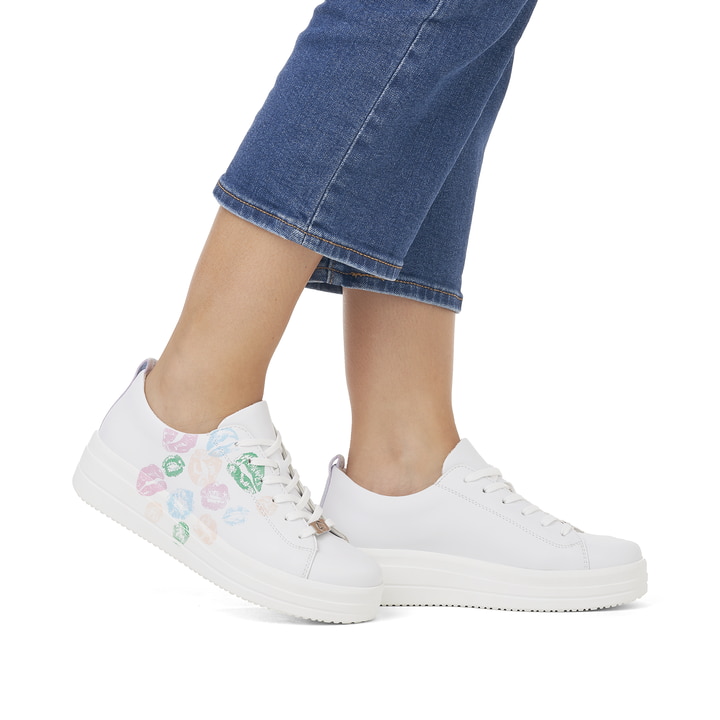 Frostweiße vegane remonte Damen Sneaker D1C03-80 mit einer Schnürung. Schuh am Fuß.