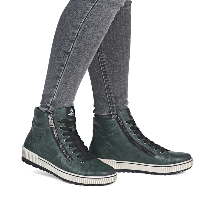 Olivgrüne remonte Damen Schnürstiefel D0772-54 mit wasserabweisender TEX-Membran. Schuh am Fuß.
