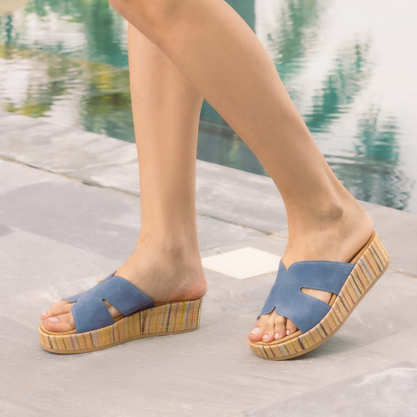 Blaue remonte Damen Pantoletten D1N55-14 mit Gummizug sowie weicher Einlegesohle. Schuh am Model.