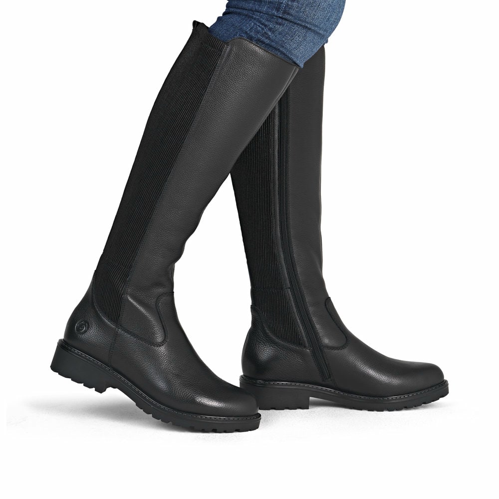 Schwarze remonte Hochschaftstiefel R6594-00 mit einem Reißverschluss. Schuh am Fuß.