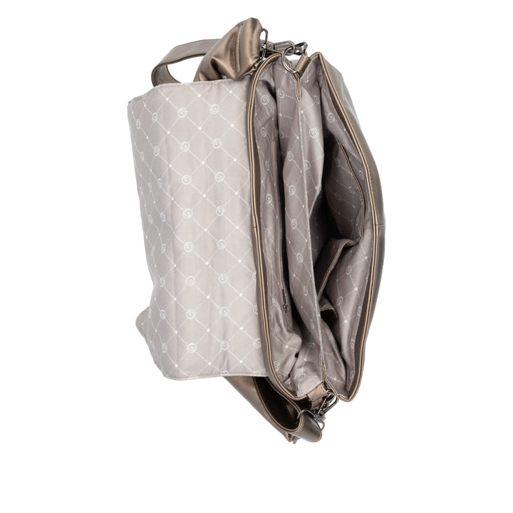 Shoppe jetzt die remonte Handtasche Q0716-90 in Metallicbeige mit gestepptem Überschlag mit Schnappverschluss, Handyfach und zwei abnehmbaren Riemen. Geöffnet.