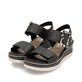 Schwarze remonte Keilsandaletten D2L53-00 mit einem Klettverschluss. Schuhpaar seitlich schräg.