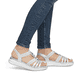 Silberne vegane remonte Riemchensandalen D1J60-90 mit einem Gummizug. Schuh am Fuß.