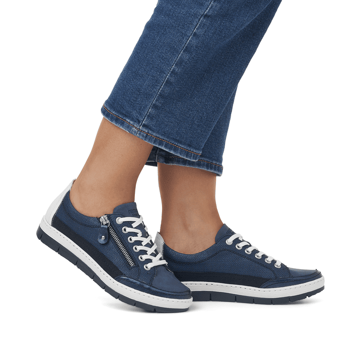 Blaue remonte Damen Sneaker Low D5826-15 mit einem Reißverschluss. Schuh am Fuß.