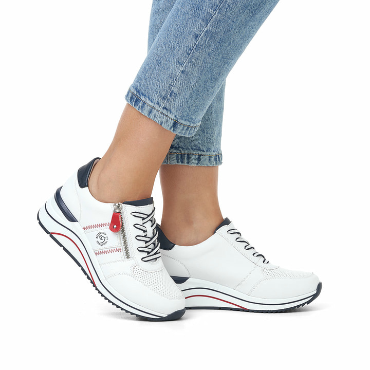 Weiße remonte Damen Sneaker Low D0T04-81 mit Reißverschluss sowie Extraweite H. Schuh am Fuß.