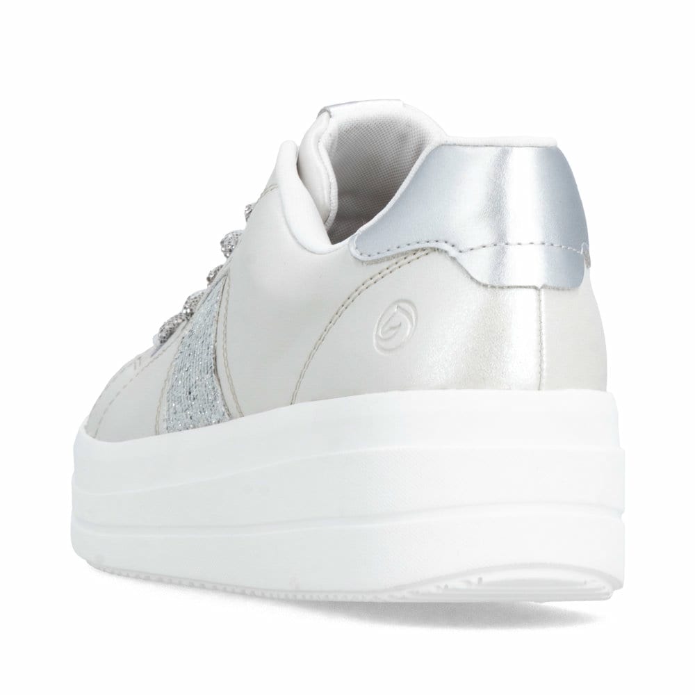 Silberne vegane remonte Damen Slipper D1C10-90 mit metallischem Finish. Schuh von hinten.