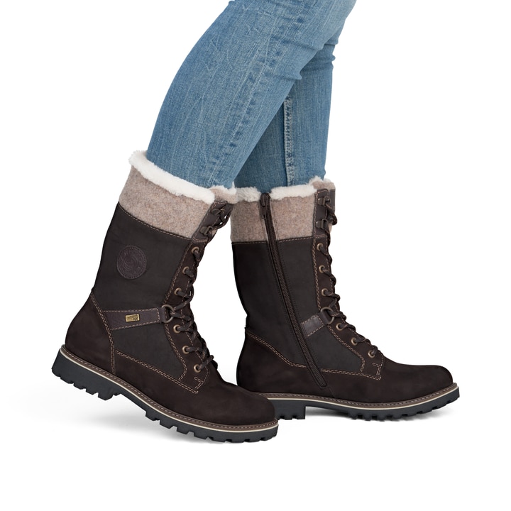 Dunkelbraune remonte Hochschaftstiefel D8474-25. Schuh am Fuß.