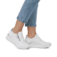 Weiße remonte Damen Sneaker Low D0T06-80 mit Reißverschluss sowie Extraweite H. Schuh am Fuß.