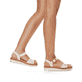 Beige remonte Riemchensandalen D0Q52-60 mit einem Klettverschluss. Schuh am Fuß.
