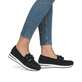 Schwarze remonte Damen Loafer D1G11-02 mit einem Gummizug. Schuh am Fuß.