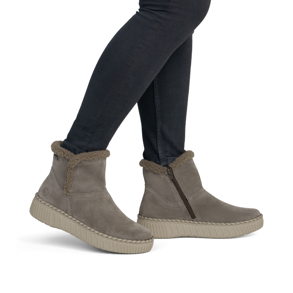 Graue remonte Damen Kurzstiefel D4A73-45 mit wasserabweisender TEX-Membran. Schuh am Fuß.