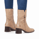 
Sandbeige remonte Damen Stiefeletten D0V71-20 mit einer Profilsohle mit Blockabsatz. Schuh seitlich schräg