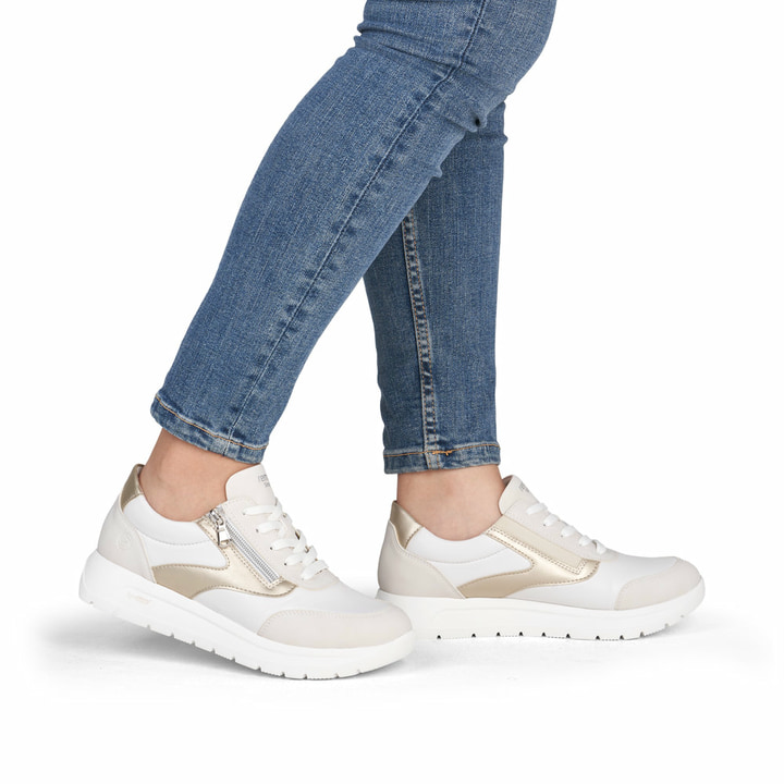 Weißgraue vegane remonte Damen Schnürschuhe D2V02-80 mit einem Reißverschluss. Schuh am Fuß.