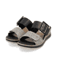 Schwarze remonte Damen Pantoletten D6463-03 mit einem Klettverschluss. Schuhpaar seitlich schräg.