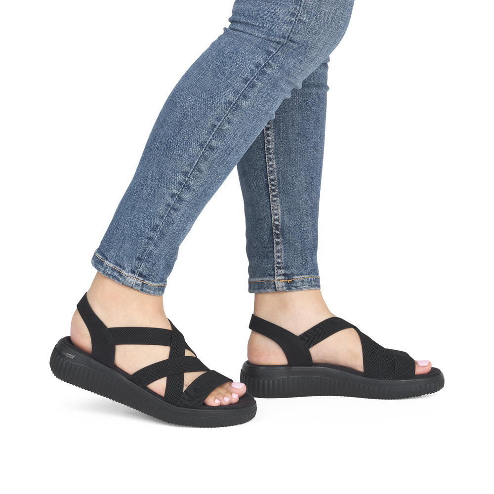 Schwarze remonte Riemchensandalen D3L52-00 mit einem Gummizug sowie Extraweite H. Schuh am Fuß.