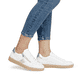 Weiße remonte Damen Sneaker Low D2C02-80 mit Reißverschluss sowie Komfortweite G. Schuh am Fuß.