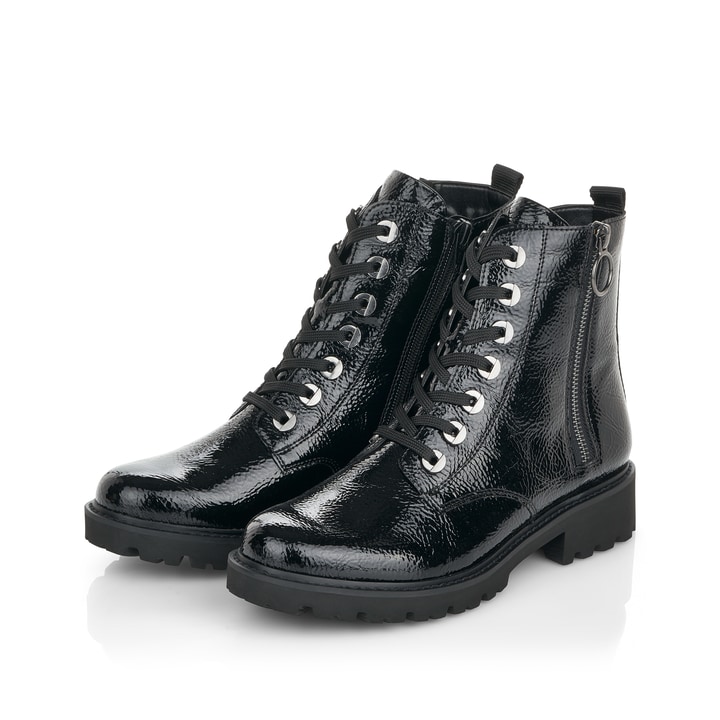 Schwarze remonte Damen Biker Boots D8671-02 mit einer besonders leichten Sohle. Schuhpaar schräg.