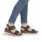Dunkelbraune remonte Keilsandaletten D2L53-25 mit trendiger Schnalle. Schuh am Fuß.