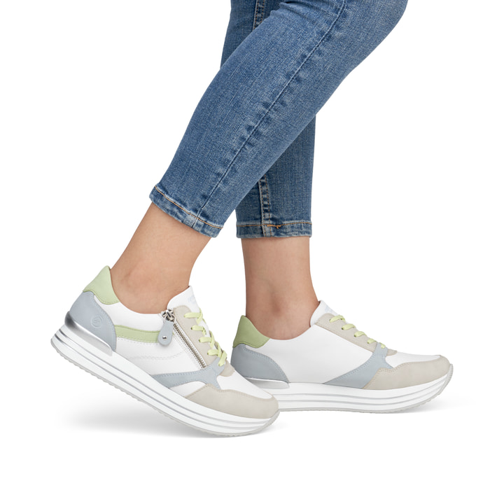 Weiße remonte Damen Sneaker Low D1323-84 mit Reißverschluss sowie Komfortweite G. Schuh am Fuß.