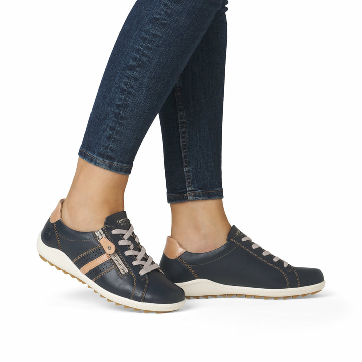 Blaue remonte Damen Schnürschuhe R1432-14 mit einem Reißverschluss. Schuh am Fuß.