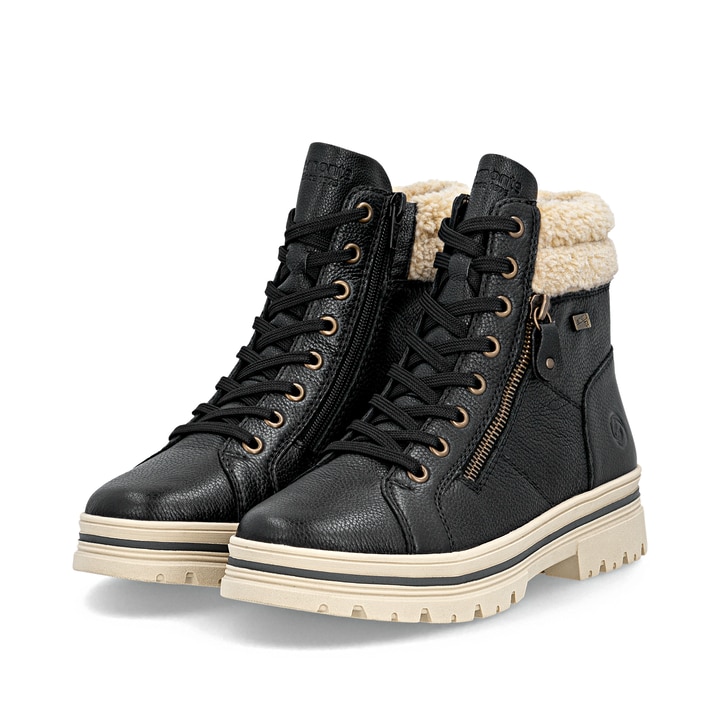 Schwarze remonte Damen Schnürstiefel D2U74-03 mit wasserabweisender TEX-Membran. Schuhpaar seitlich schräg.