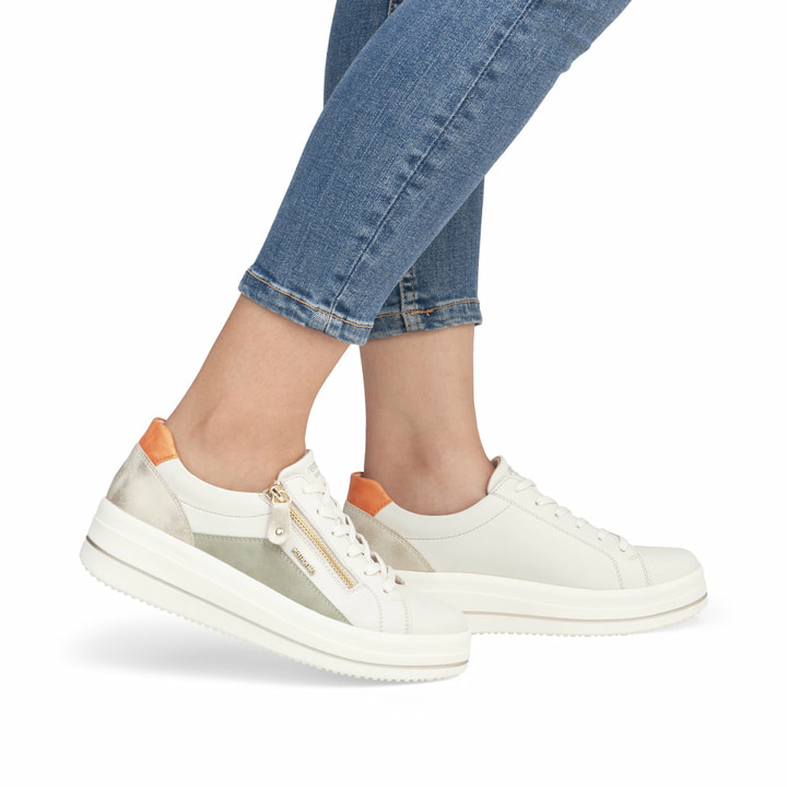 Weiße remonte Damen Sneaker Low D1C01-81 mit Reißverschluss sowie Komfortweite G. Schuh am Fuß.