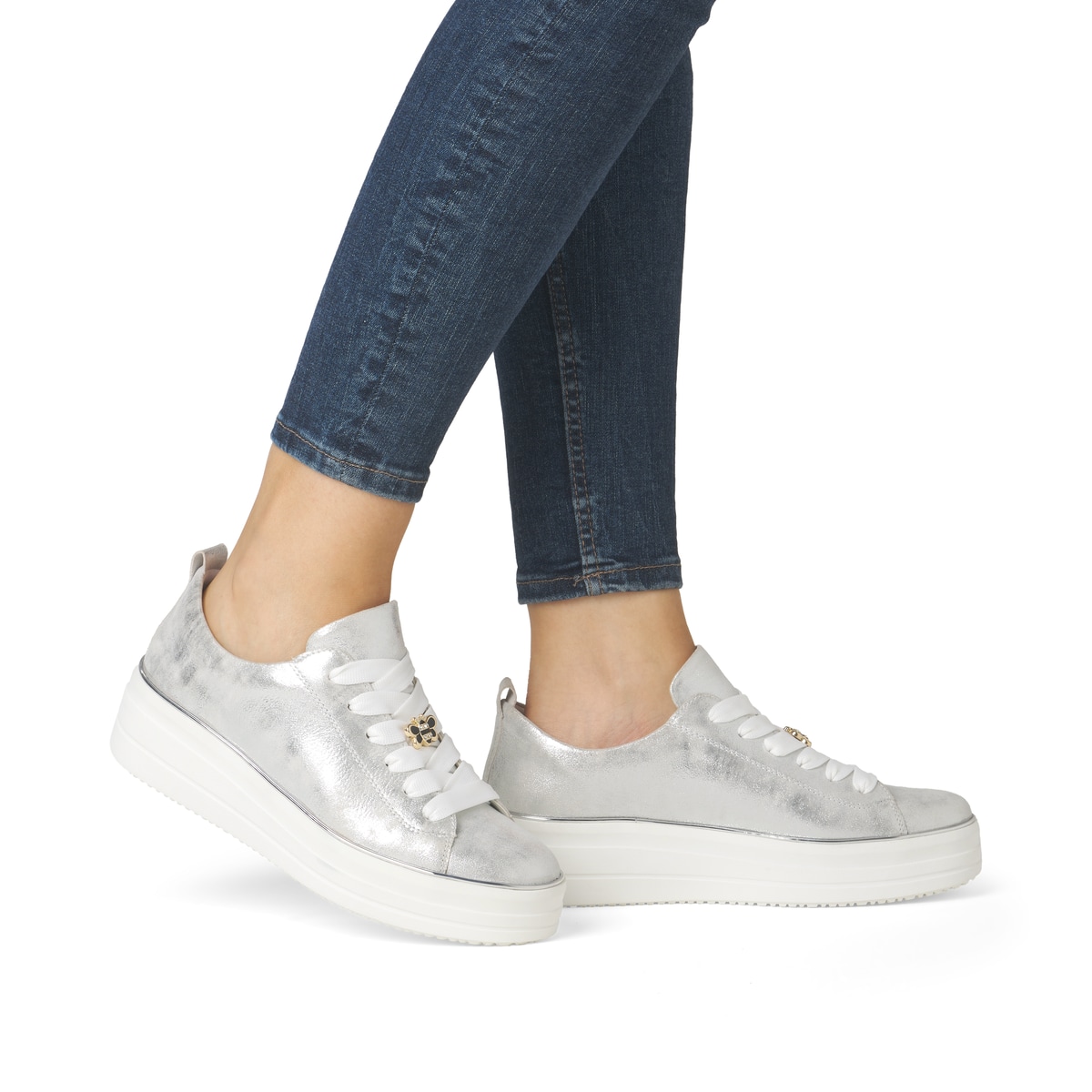 Silberne remonte Damen Sneaker Low D1C03-81 mit Schnürung sowie Komfortweite G. Schuh am Fuß.