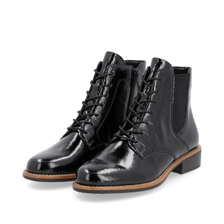 Glanzschwarze remonte Damen Schnürstiefel D0F79-00 mit einem Reißverschluss. Schuhpaar seitlich schräg.