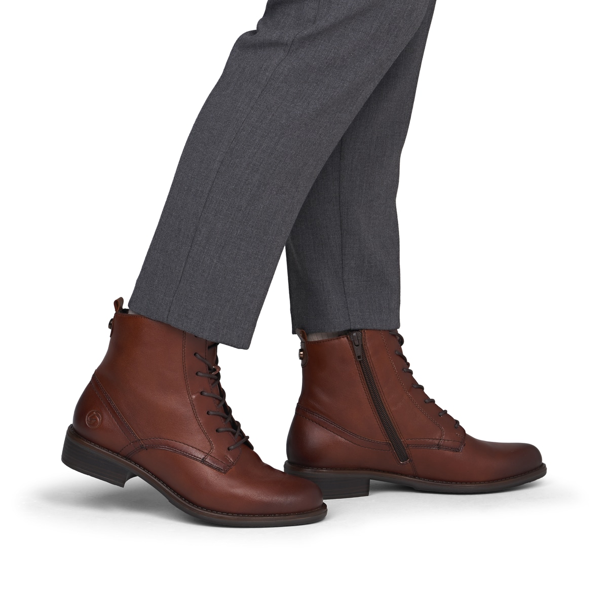 Braune remonte Damen Schnürstiefel D0F83-22 mit einem Reißverschluss. Schuh am Fuß.