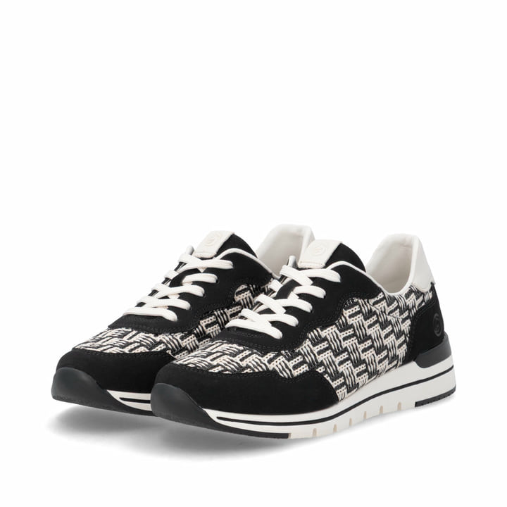 Baskets basses remonte noires vegan pour femme R6717-03 avec lacets. Chaussures inclinées sur le côté.