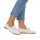 Macciatoweiße remonte Damen Loafer D0K00-80 mit einem Elastikeinsatz. Schuh am Fuß.