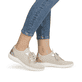 Beige remonte Damen Slipper D1E05-60 mit einem Gummizug sowie der Komfortweite G. Schuh am Fuß.