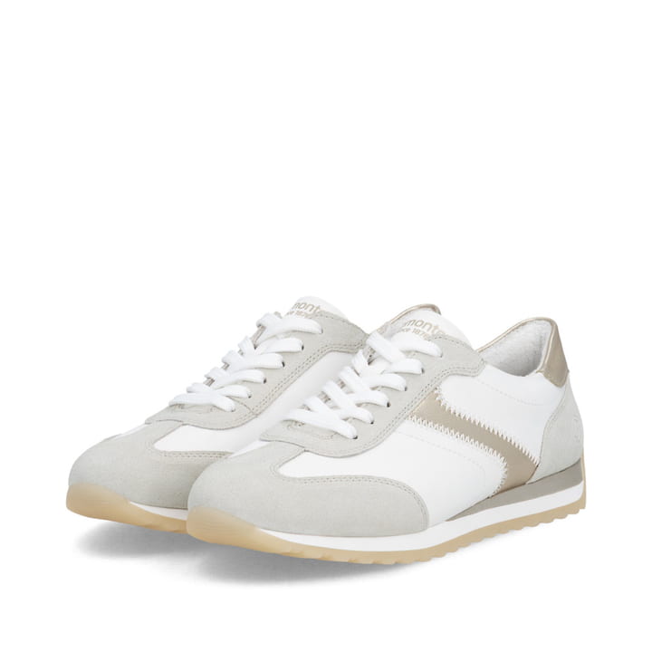 Weiße remonte Damen Sneaker D3H03-80 mit einer Schnürung sowie der Extraweite H. Schuhpaar seitlich schräg.