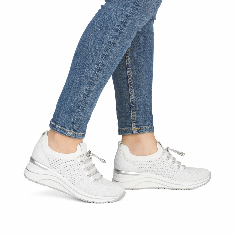Weiße remonte Damen Slipper D0T18-80 mit einem Gummizug sowie der Extraweite H. Schuh am Fuß.