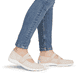 Ballerines remonte beiges pour femme R3519-60 avec fermeture velcro. Chaussure au pied.