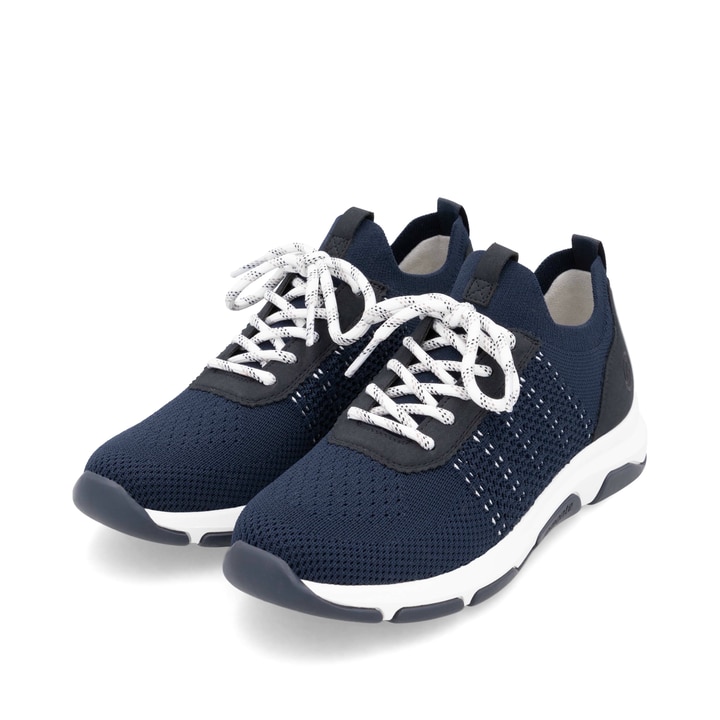 Blaue remonte Damen Slipper D1S05-14 mit einem Gummizug sowie der Komfortweite G. Schuhpaar seitlich schräg.