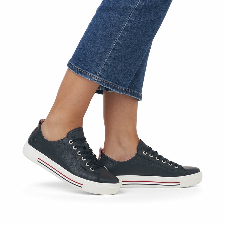 Blaue remonte Damen Sneaker Low D0900-15 mit Schnürung sowie der Komfortweite G. Schuh am Fuß.