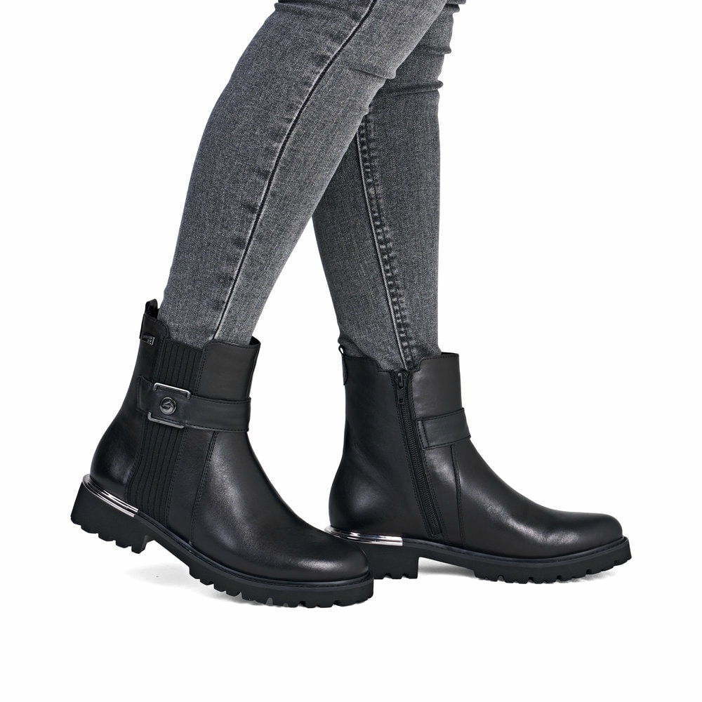 Schwarze remonte Chelsea Boots D8654-00 mit wasserabweisender remonteTEX-Membran. Schuh am Fuß.