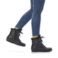 
Tiefschwarze remonte Damen Schnürstiefel R8480-01 mit Schnürung und Reißverschluss. Schuh am Fuß
