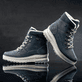 Stahlblaue remonte Damen Schnürstiefel D2B74-14 mit griffiger Glass-Fibre Sohle. Schuhe auf dunklem Hintergrund.