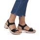 Schwarze remonte Riemchensandaletten D0N55-02 mit einem Klettverschluss. Schuh am Fuß.