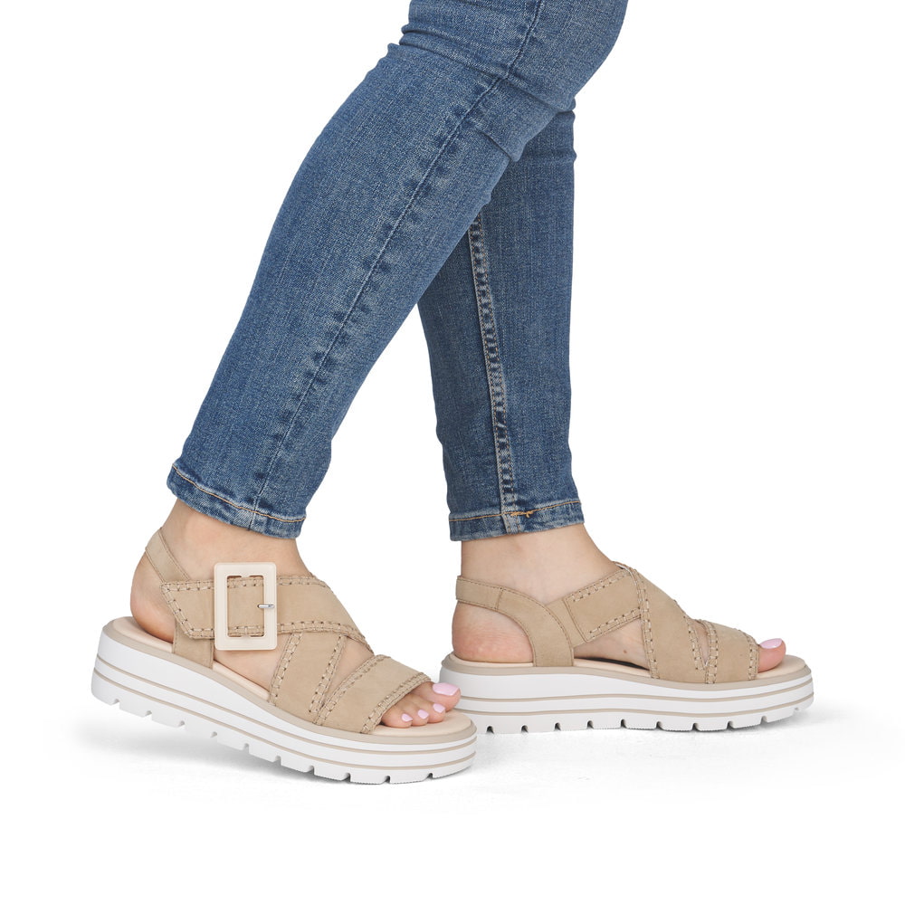 Sandales compensées remonte beiges femme D3N51-62 avec boucle tendance. Chaussure au pied.