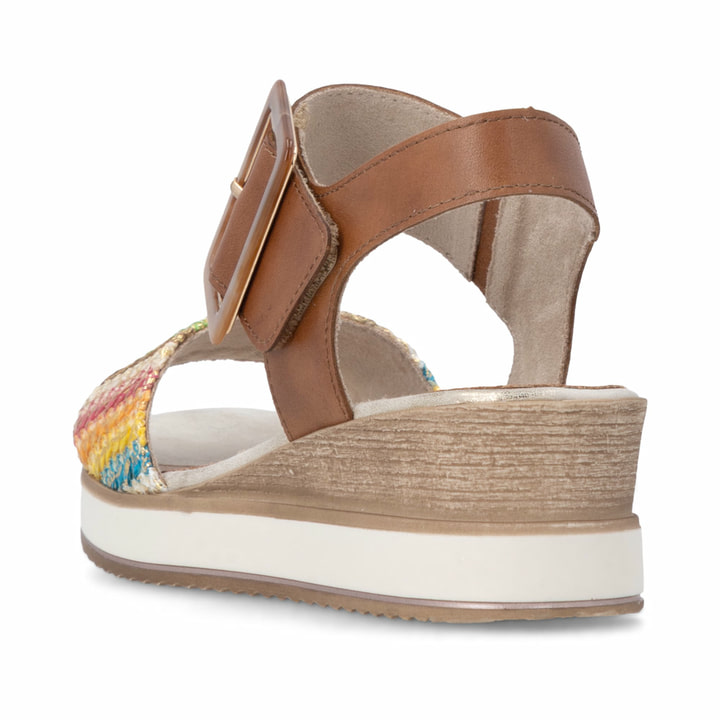 Braune remonte Keilsandaletten D6453-22 mit trendiger Schnalle. Schuh von hinten.