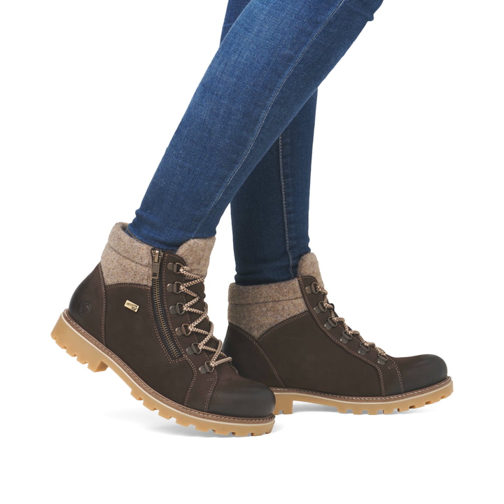Braune remonte Damen Schnürstiefel D7478-25 mit wasserabweisender TEX-Membran. Schuh am Fuß.